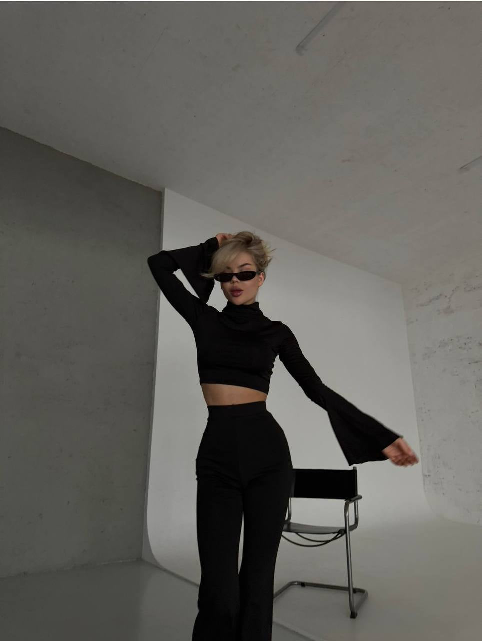 Due pezzi top e pantalone nero
