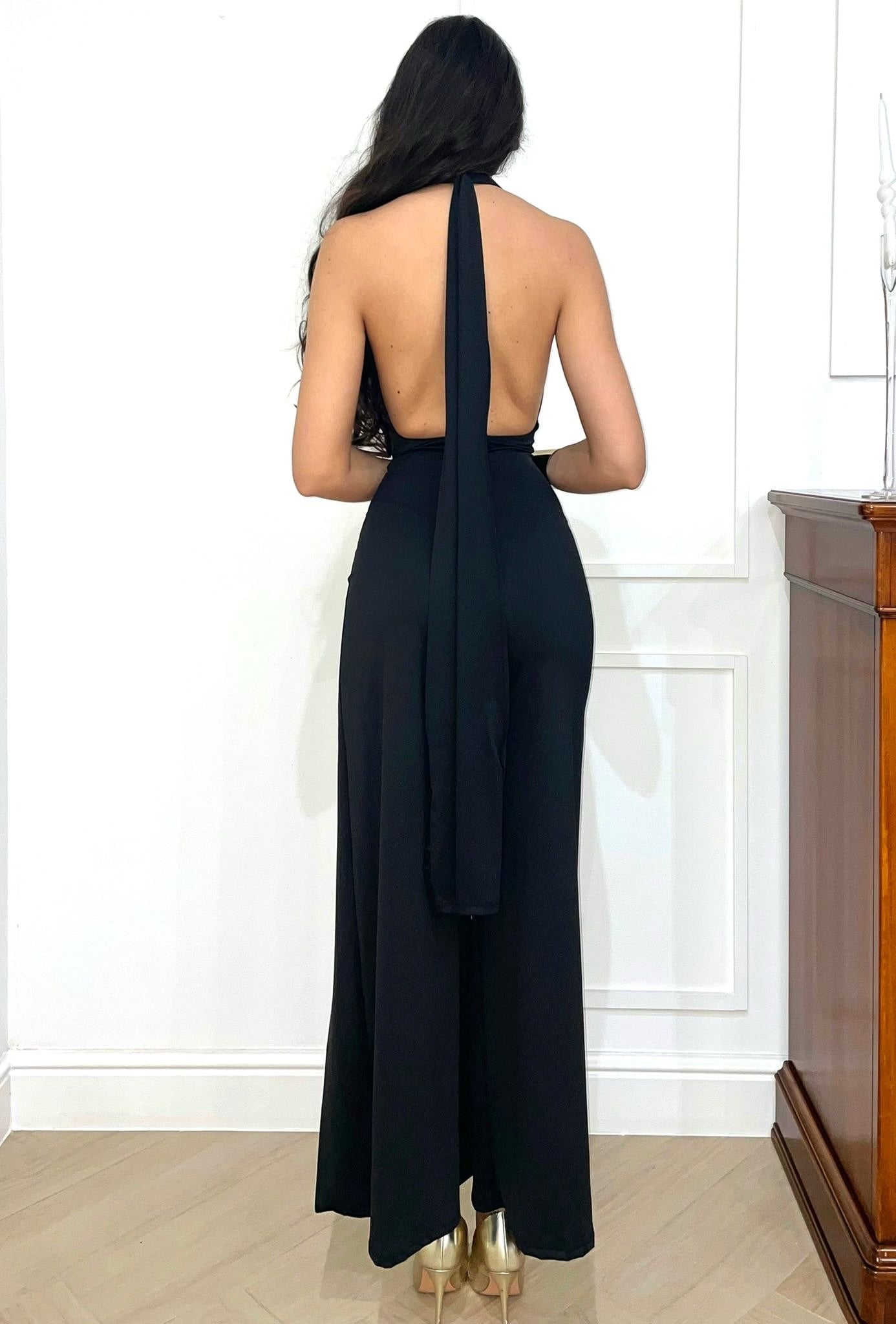 Tuta nera con spacco