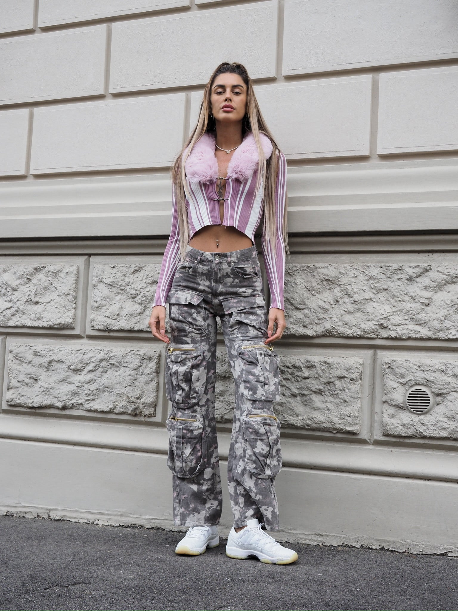 Cargo maxi con tasconi mimetico con rosa
