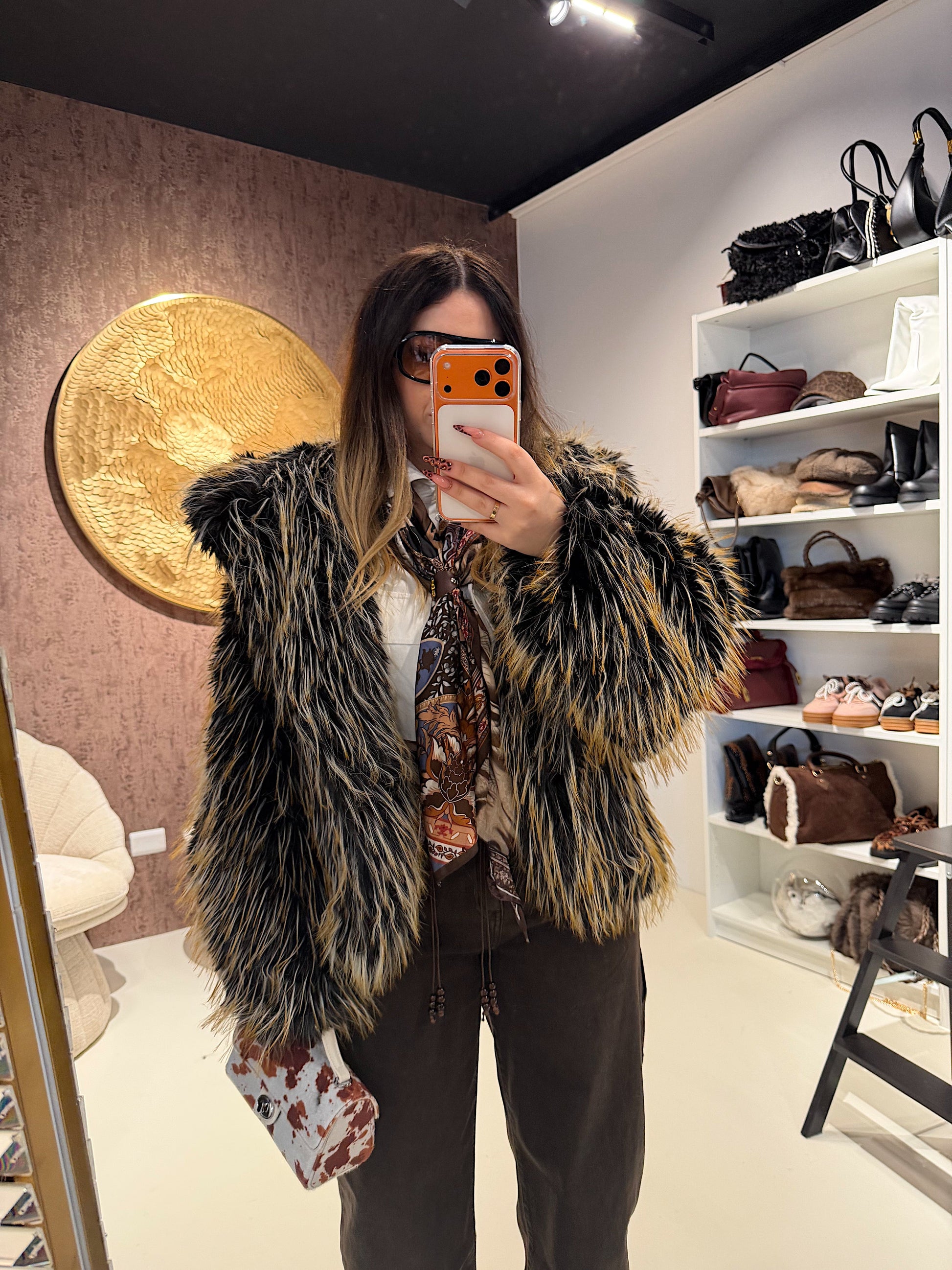 Pelliccia Ecologica con Dettaglio Nero – Oversize Glam
