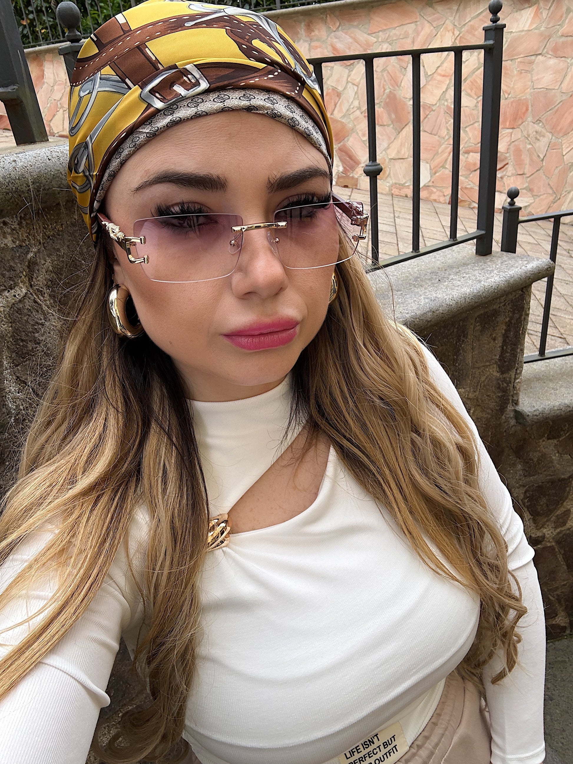 Maglia con spacco e gioiello oro