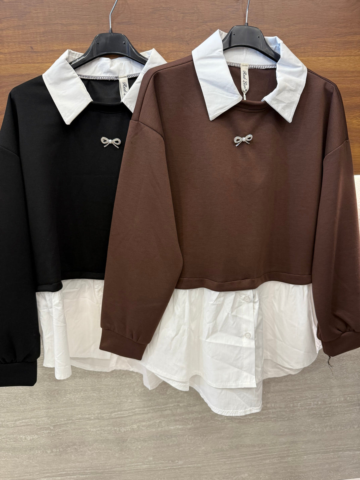Felpa con camicia e fiocchetto