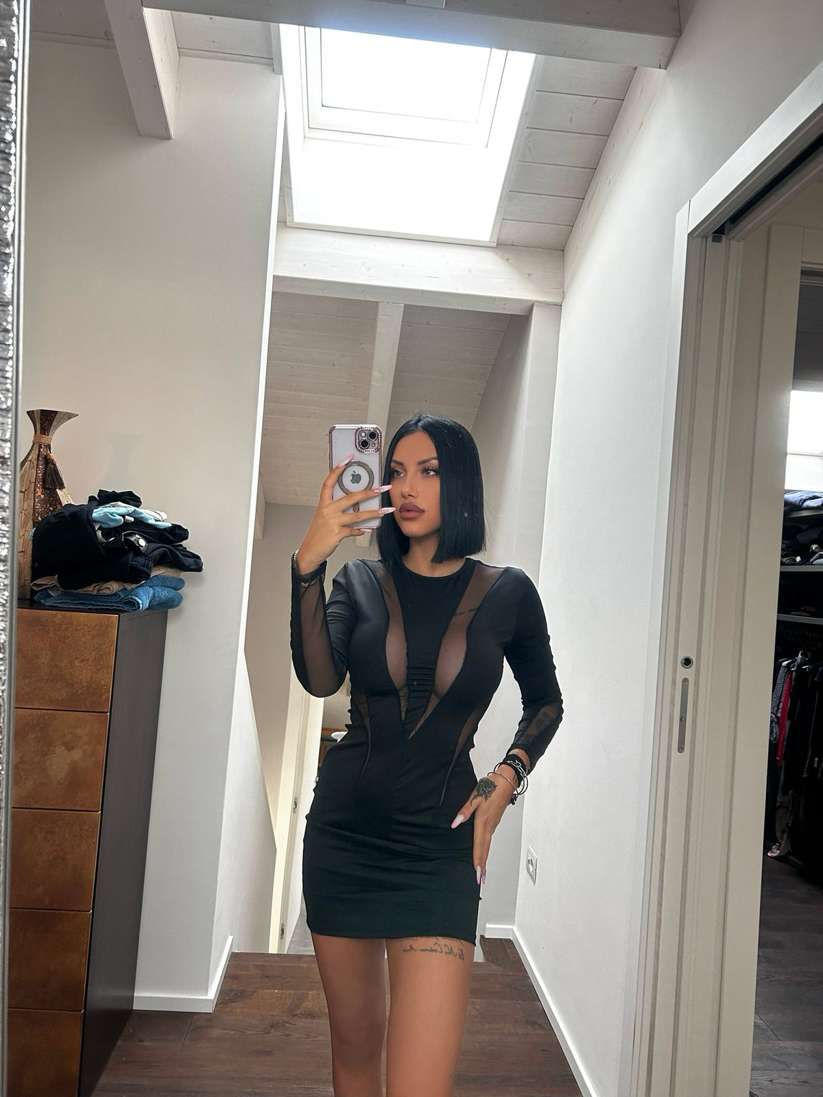 Abito nero con trasparenze