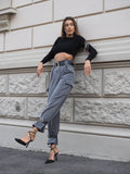 Pantalone grigio con cinghie