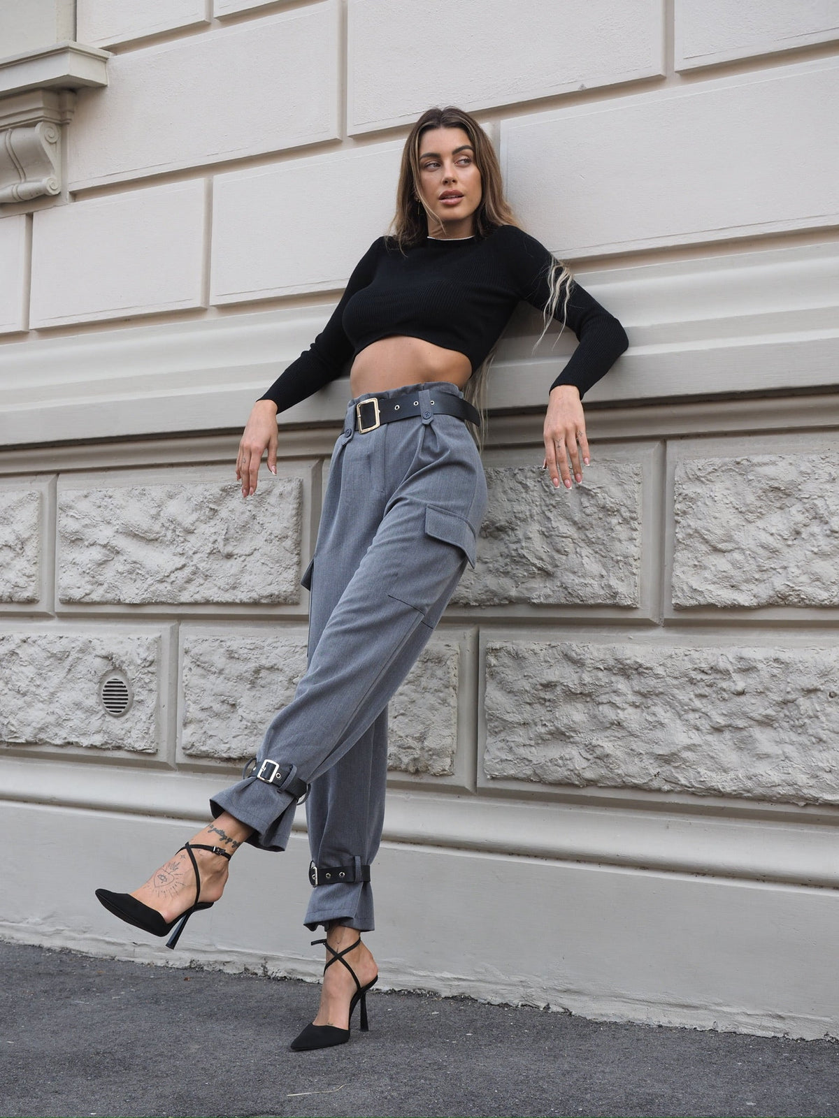 Pantalone grigio con cinghie