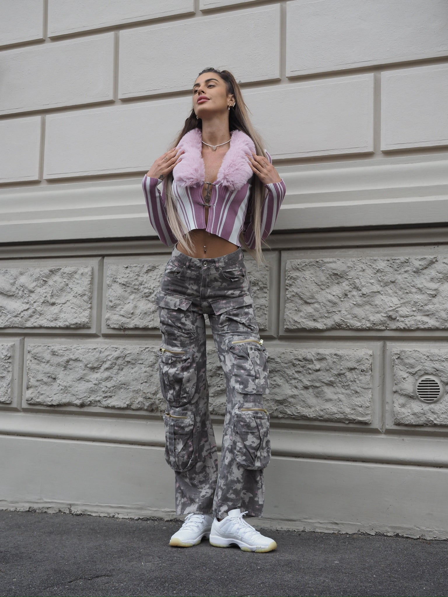 Cargo maxi con tasconi mimetico con rosa