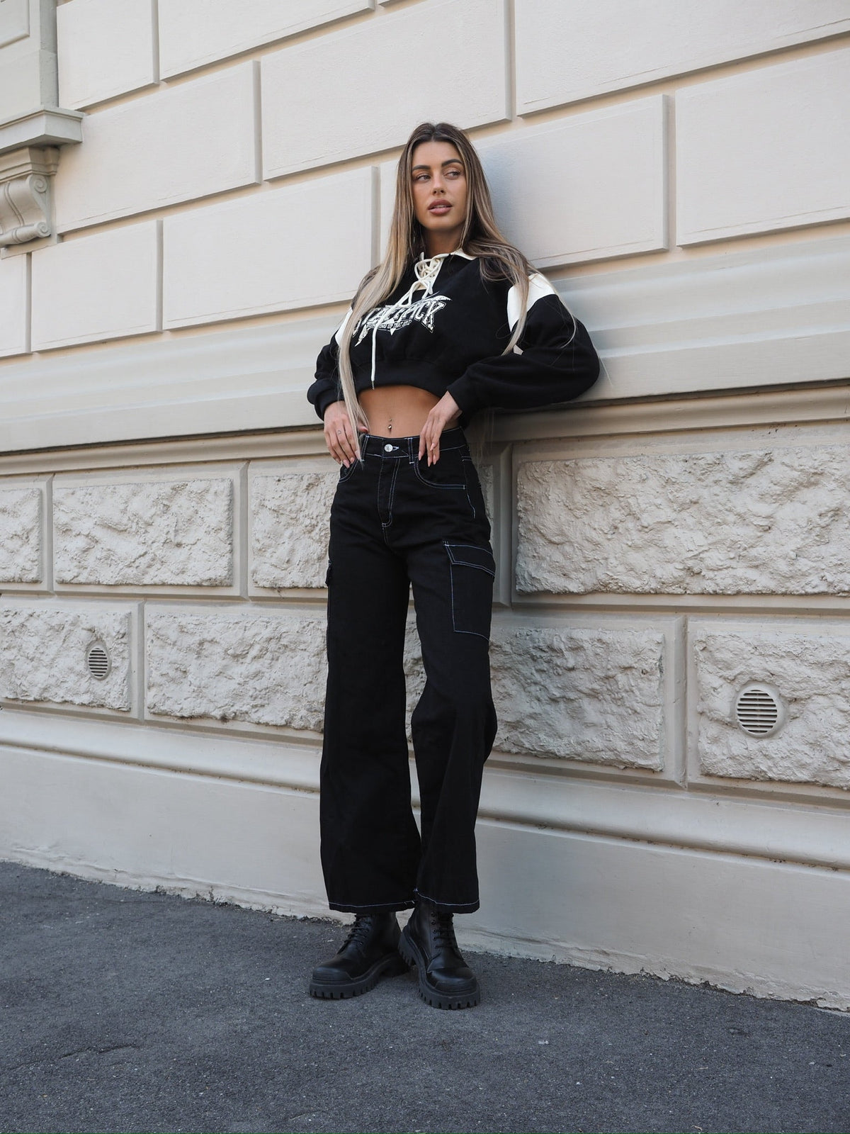 Pantalone cargo nero cuciture bianche