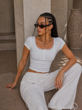 Top con bottoncini e pizzo