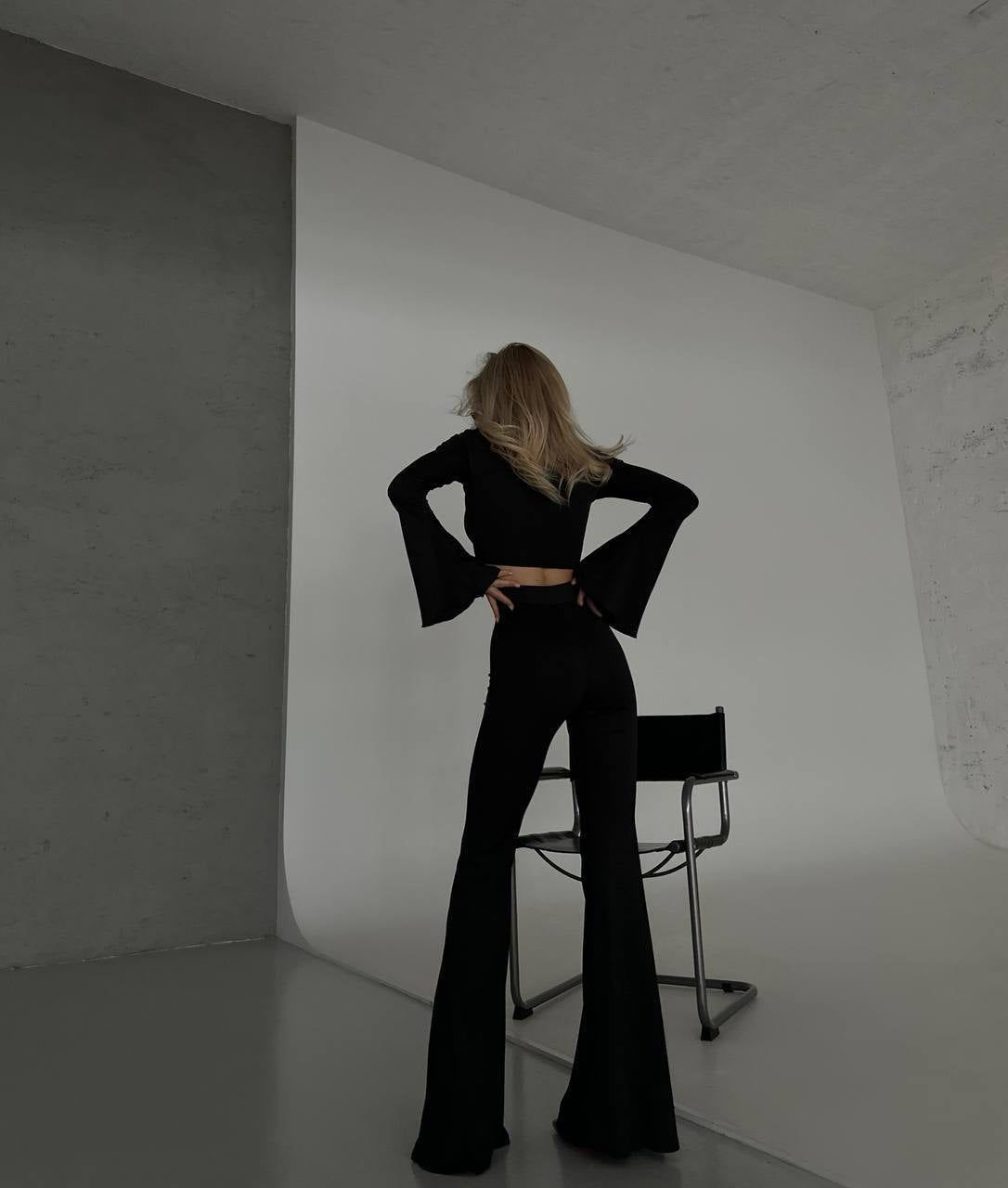 Due pezzi top e pantalone nero