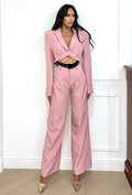 Tailleur giacca e pantalone rosa con dettaglio nero in pizzo