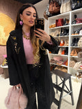 Cappotto con fodera animalier e spille