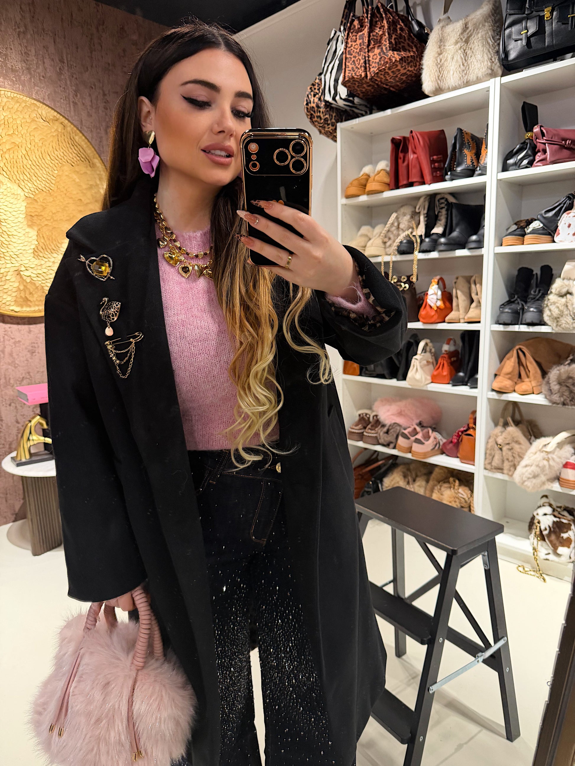 Cappotto con fodera animalier e spille
