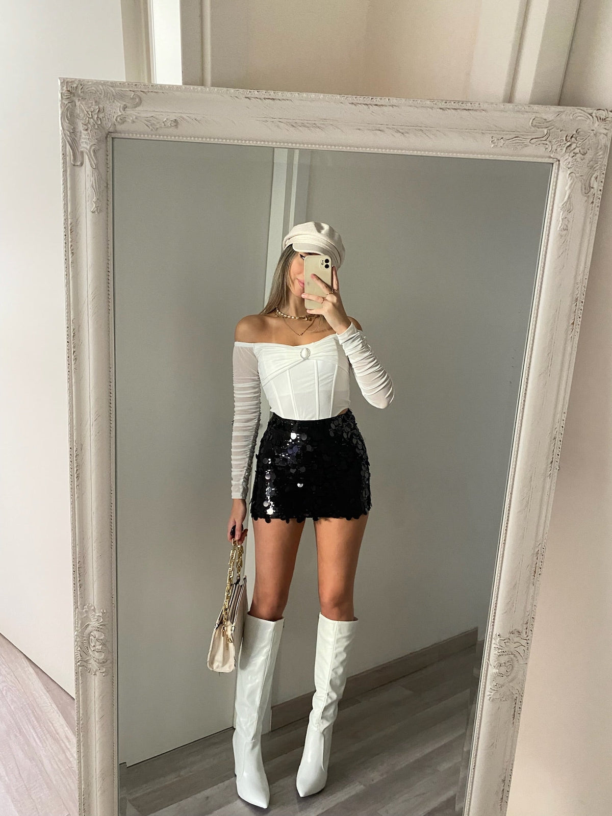 Bustier bianco in velo con gioiello
