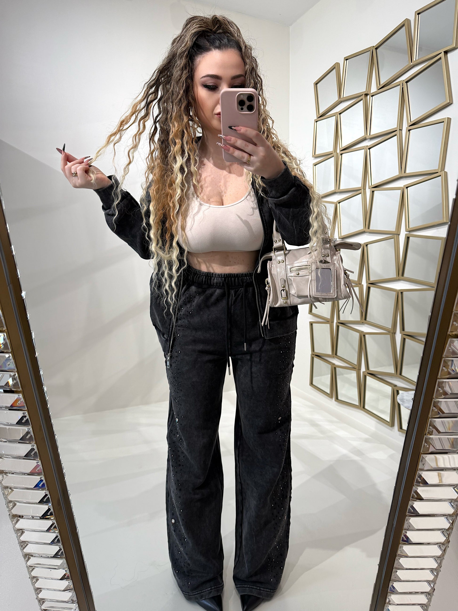 Completo con felpa over e brillantini pantalone a zampa