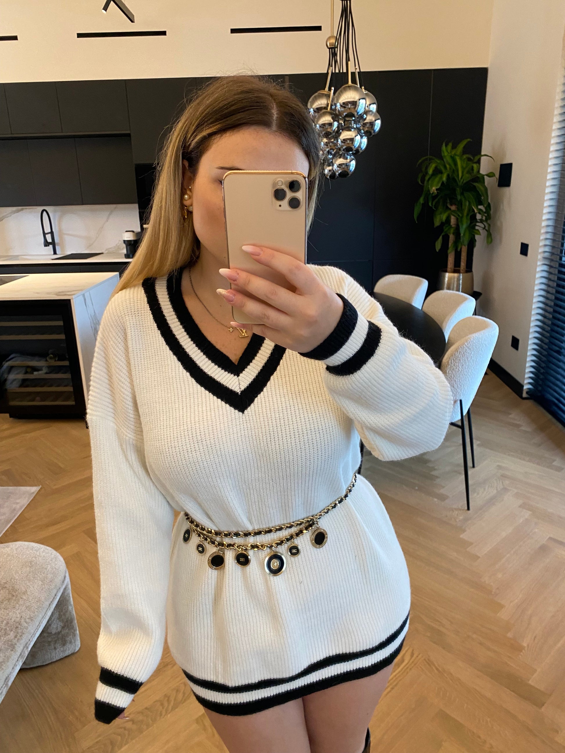 Maxi maglione bianco nero con scollo
