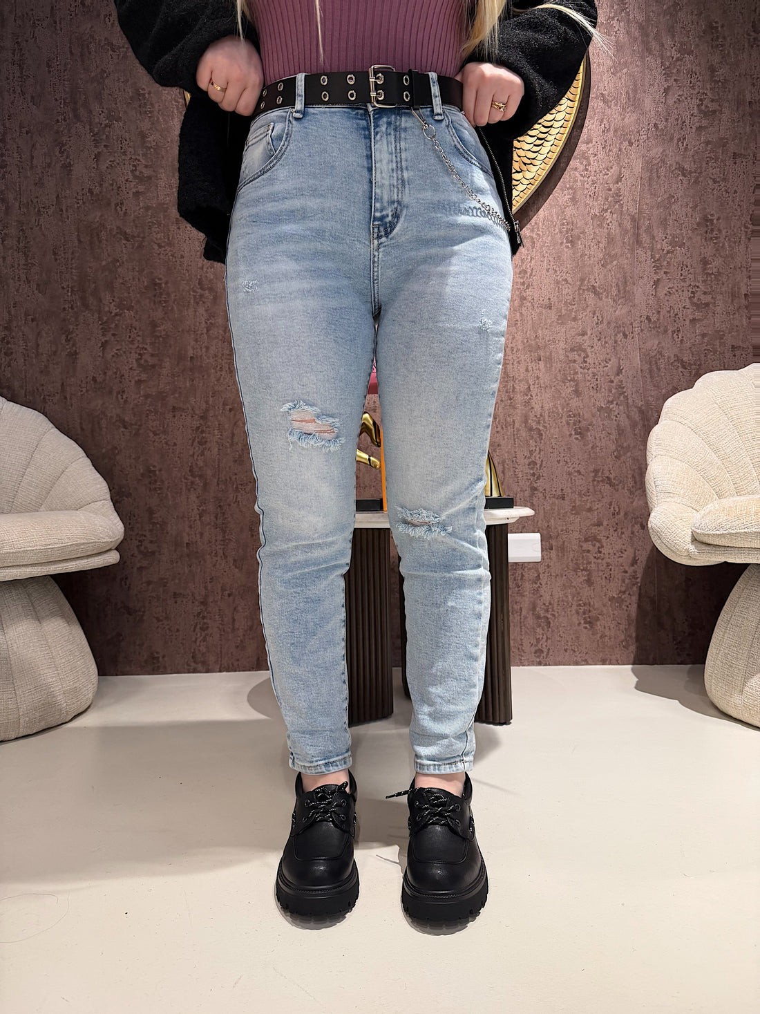 Jeans aderente con cintura e catenina