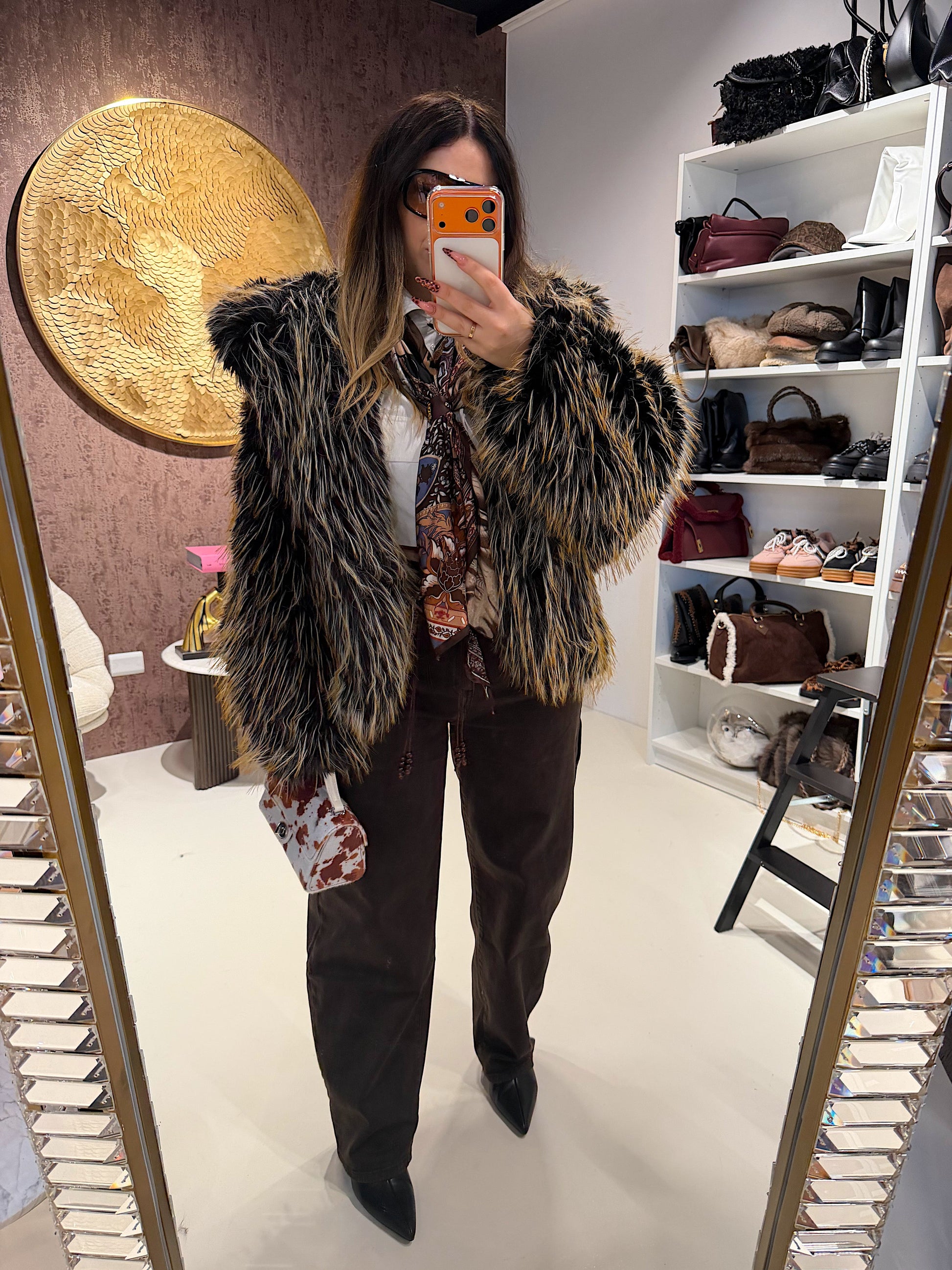 Pelliccia Ecologica con Dettaglio Nero – Oversize Glam