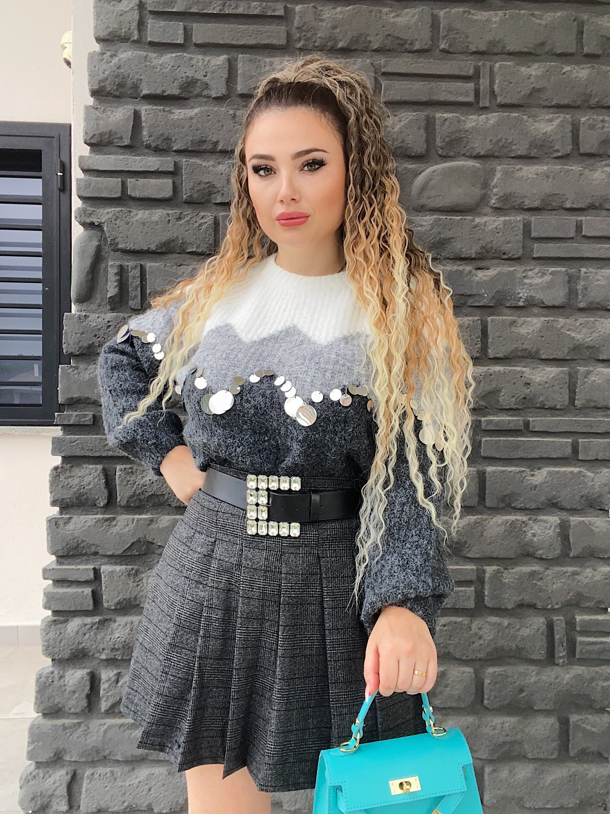 Maglione grigio con maxi paillettes