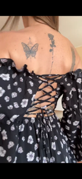Abito con fiorellini schiena incrociata