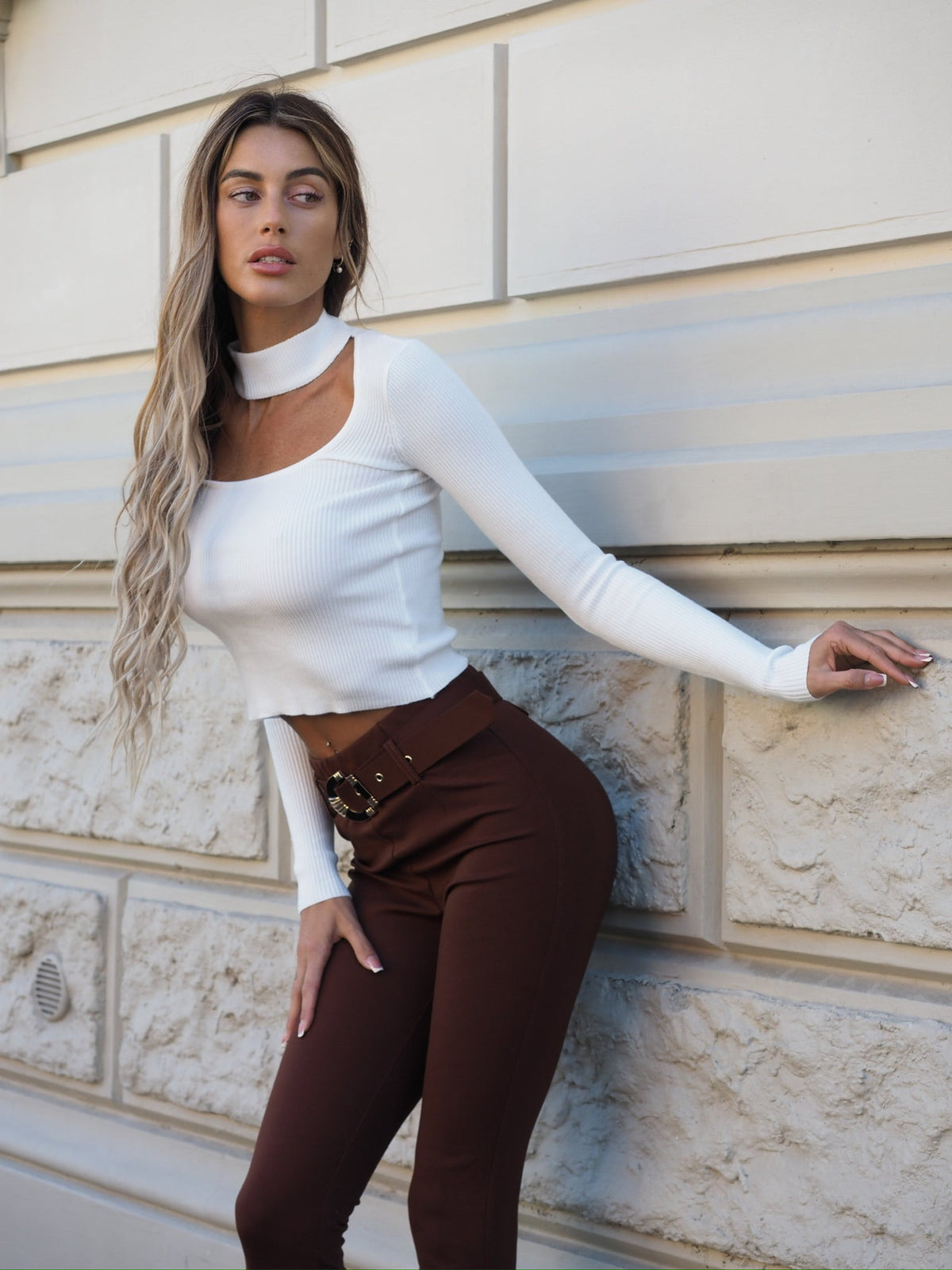 Pantalone choco con cintura oro
