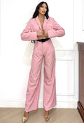 Tailleur giacca e pantalone rosa con dettaglio nero in pizzo