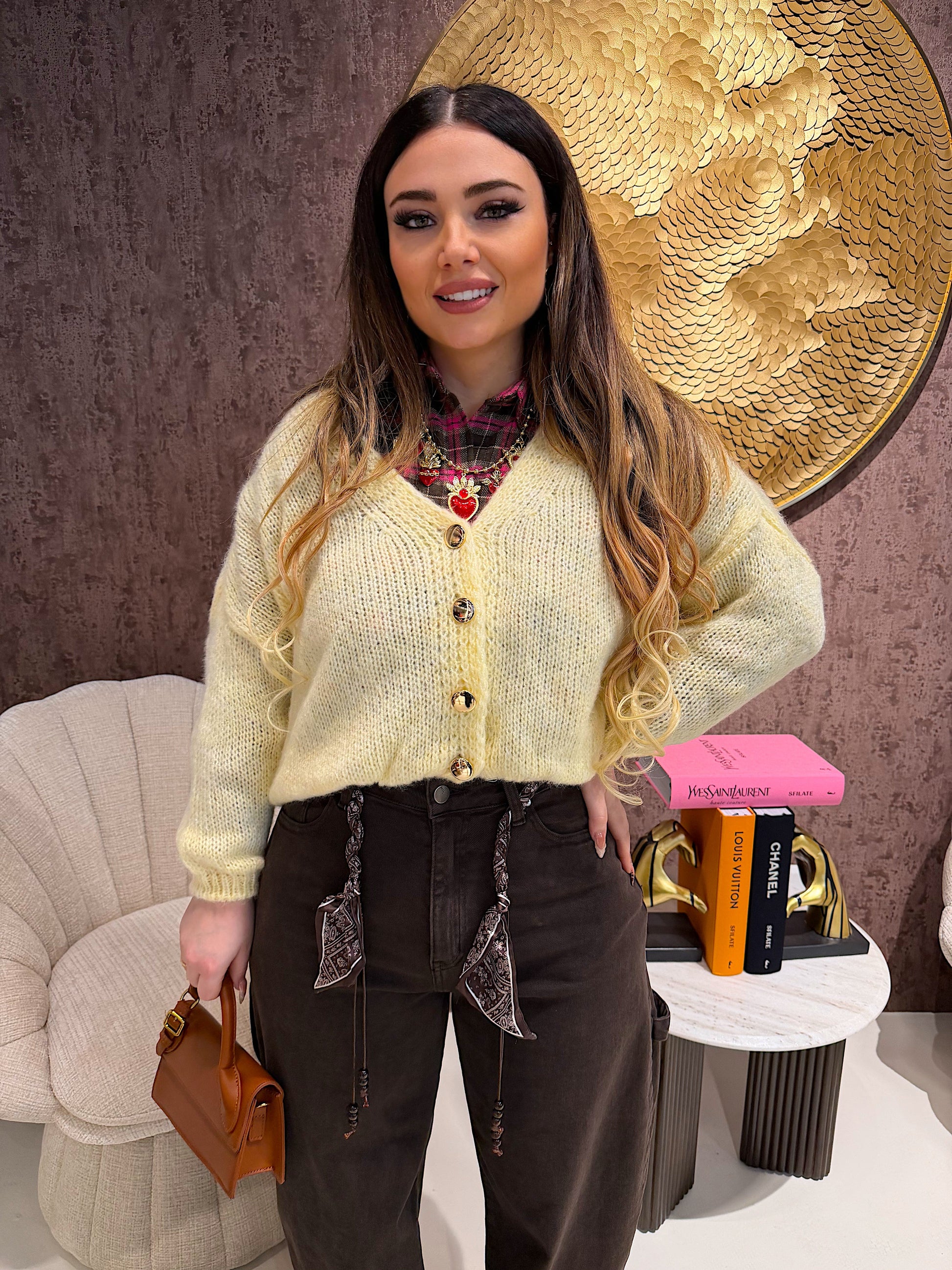Cardigan giallo con bottoncini oro