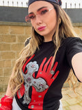 T-shirt con croce e manicotti