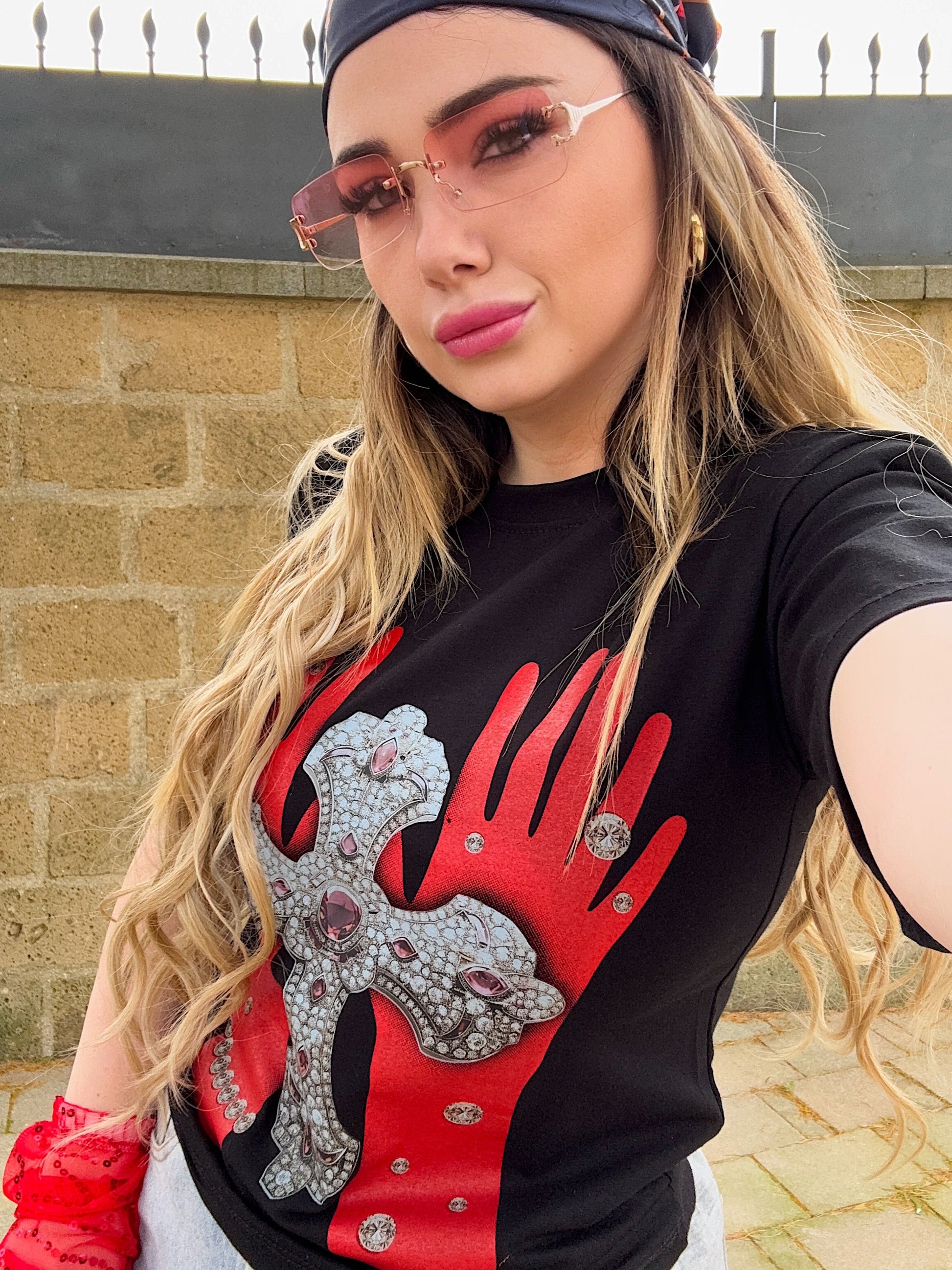 T-shirt con croce e manicotti
