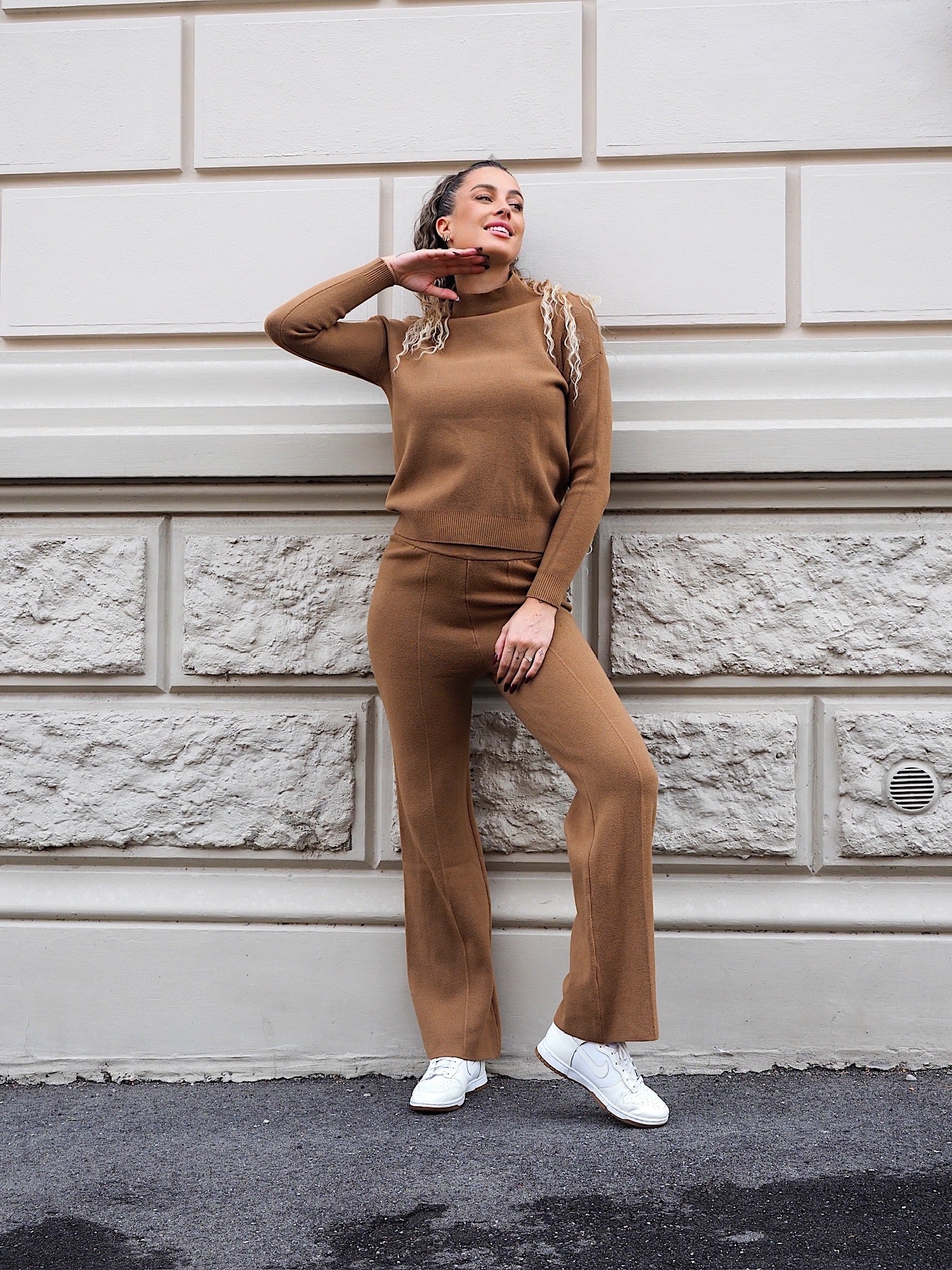 Completo basic maglia e pantalone Camel