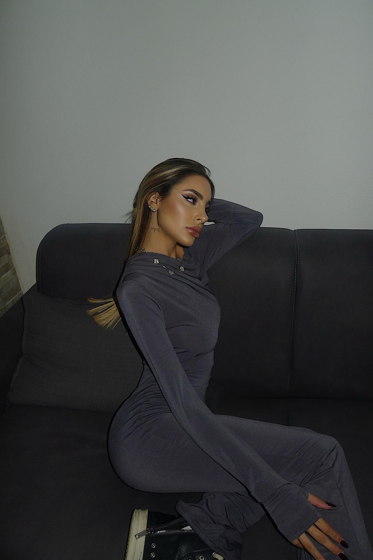 Tuta grigia con scollo