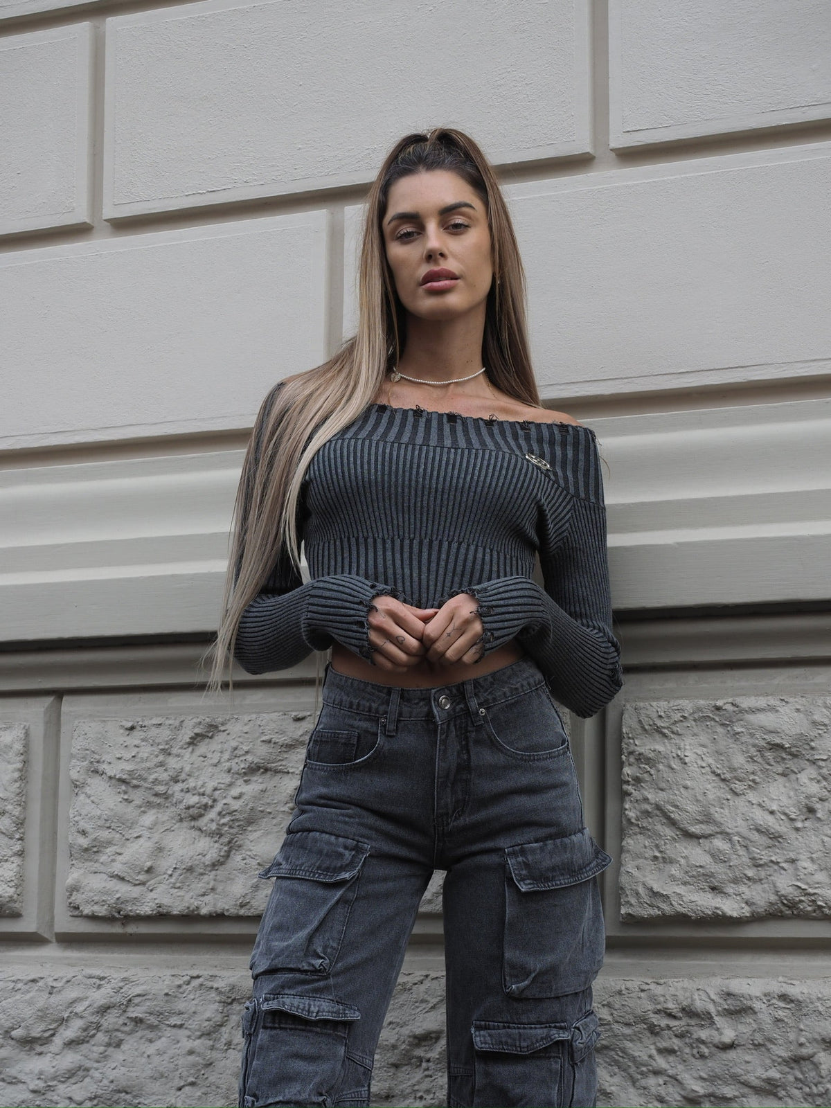 Maglione grigio con scollo a barchetta