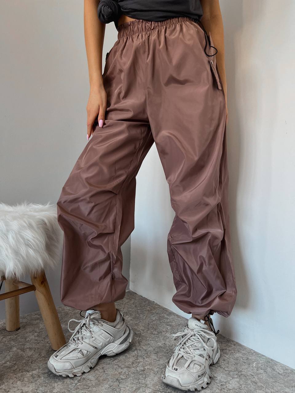 Pantalone cargo con polsini moka