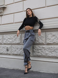 Pantalone grigio con cinghie