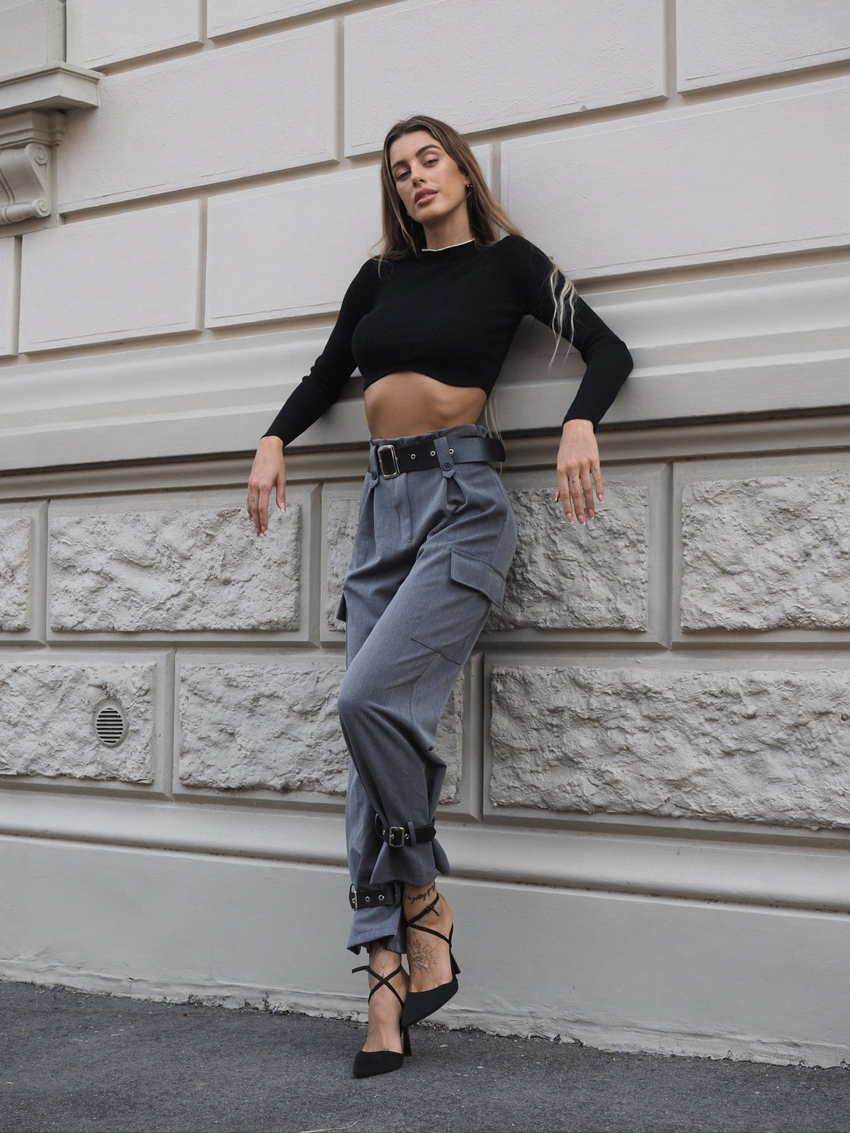 Pantalone grigio con cinghie
