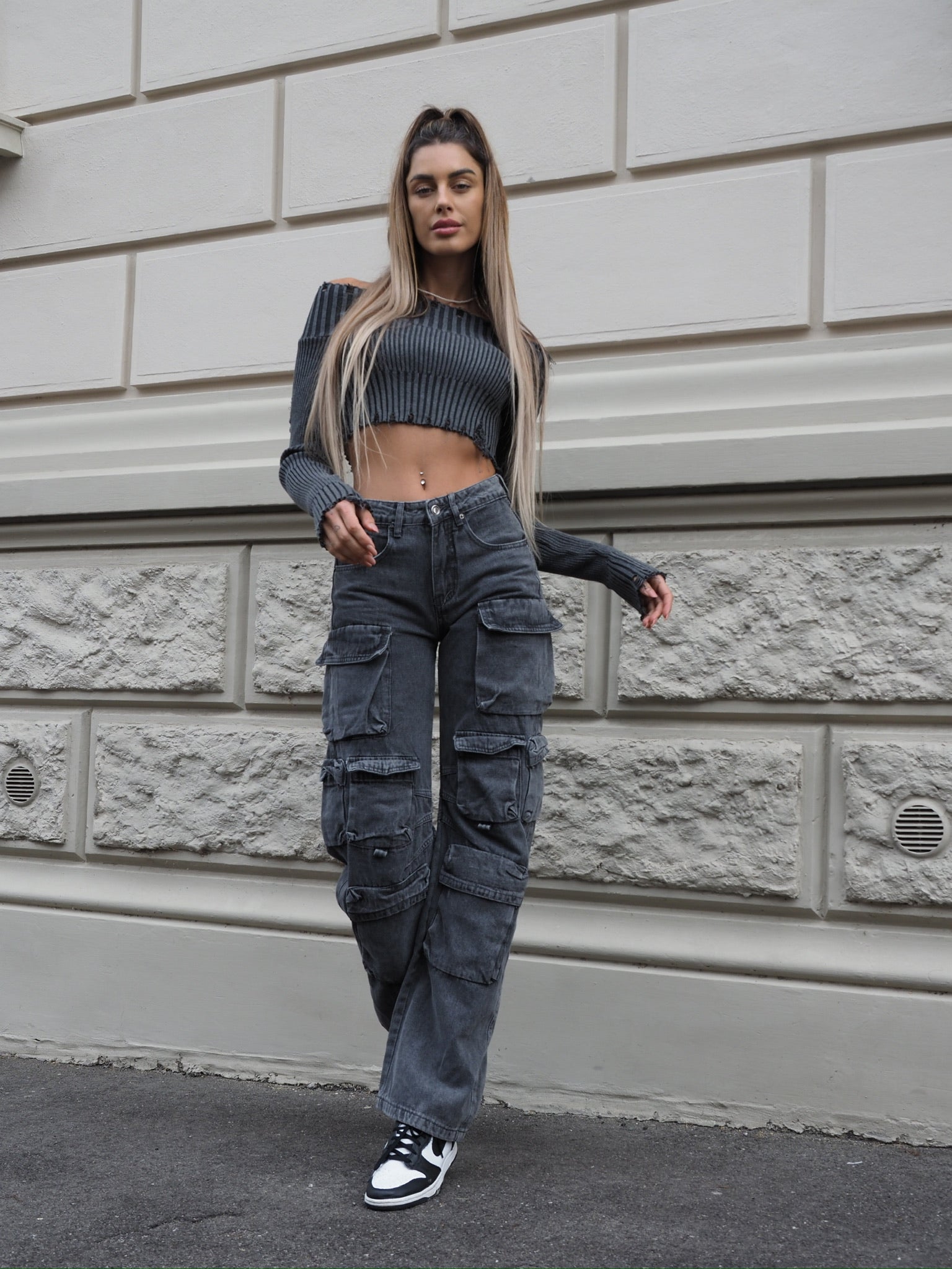 Maglione grigio con scollo a barchetta