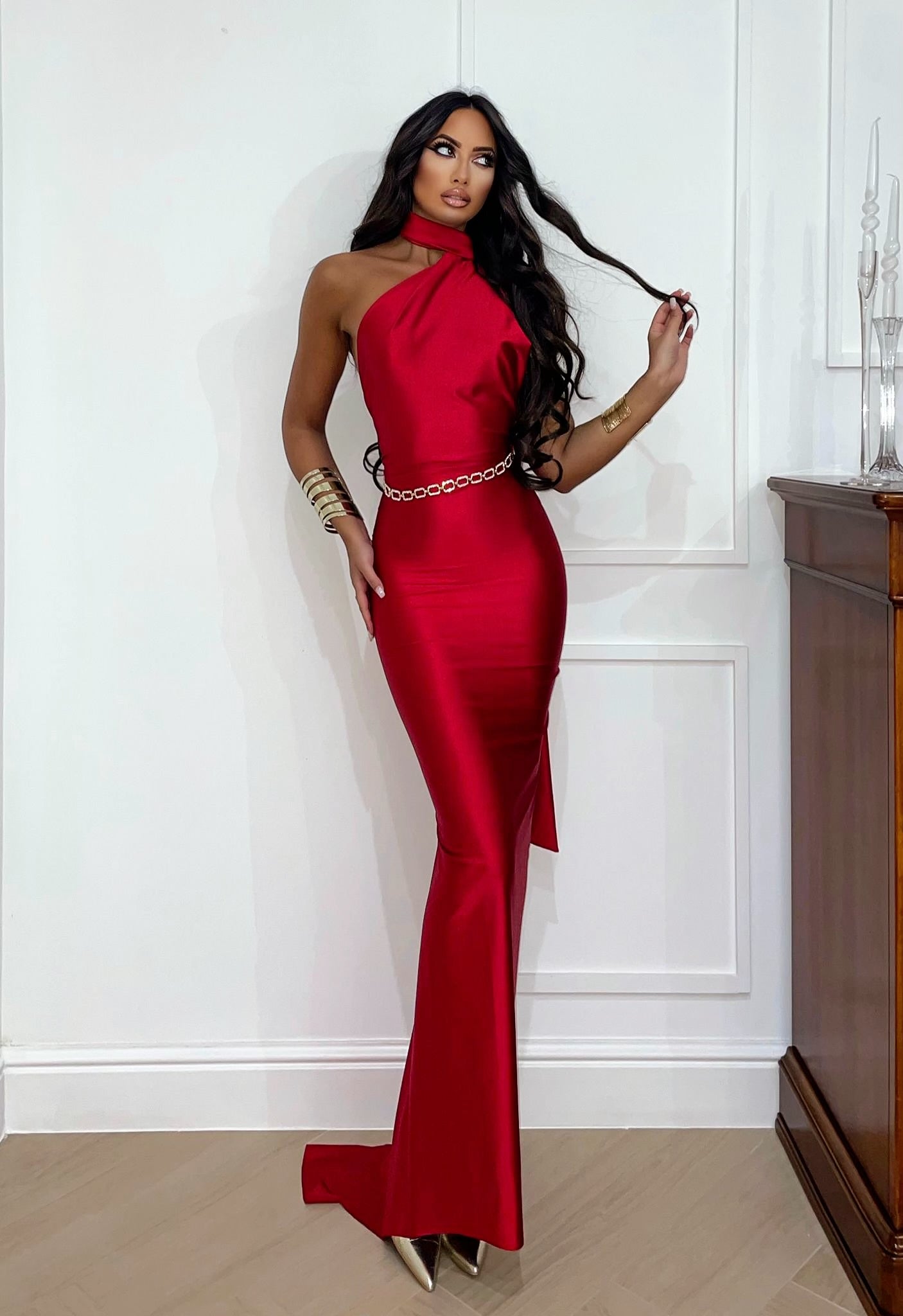 Abito a sirena rosso con fusciacca al collo