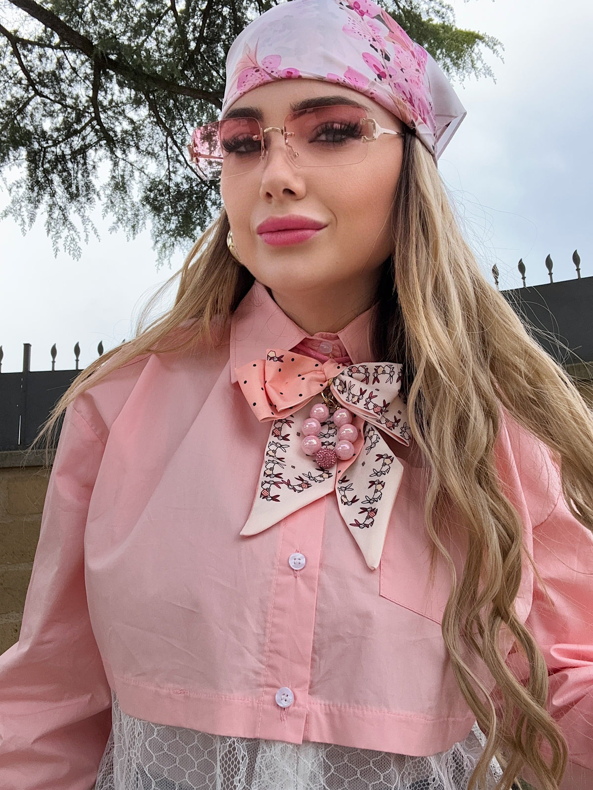 Camicia rosa con pizzo bianco