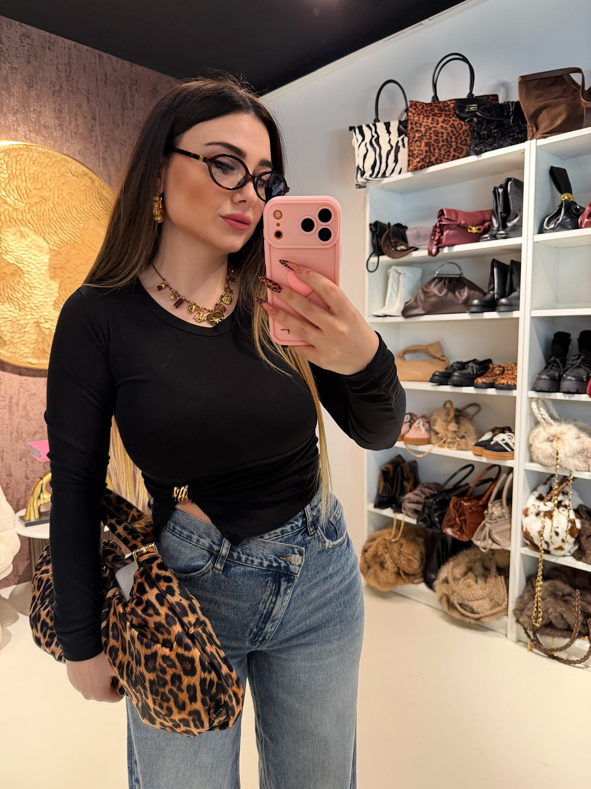 Maglia con spacco e gioiello oro