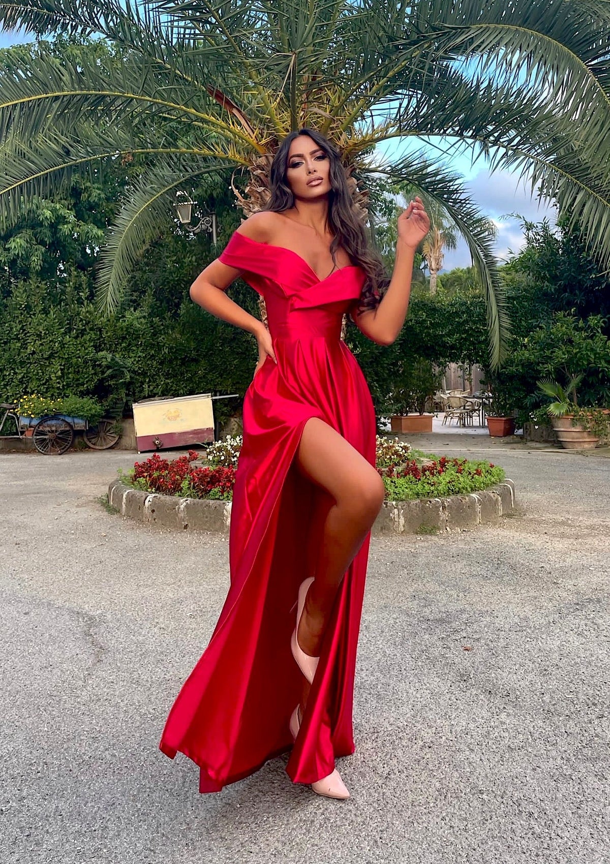 Abito in raso rosso scollo a barchetta