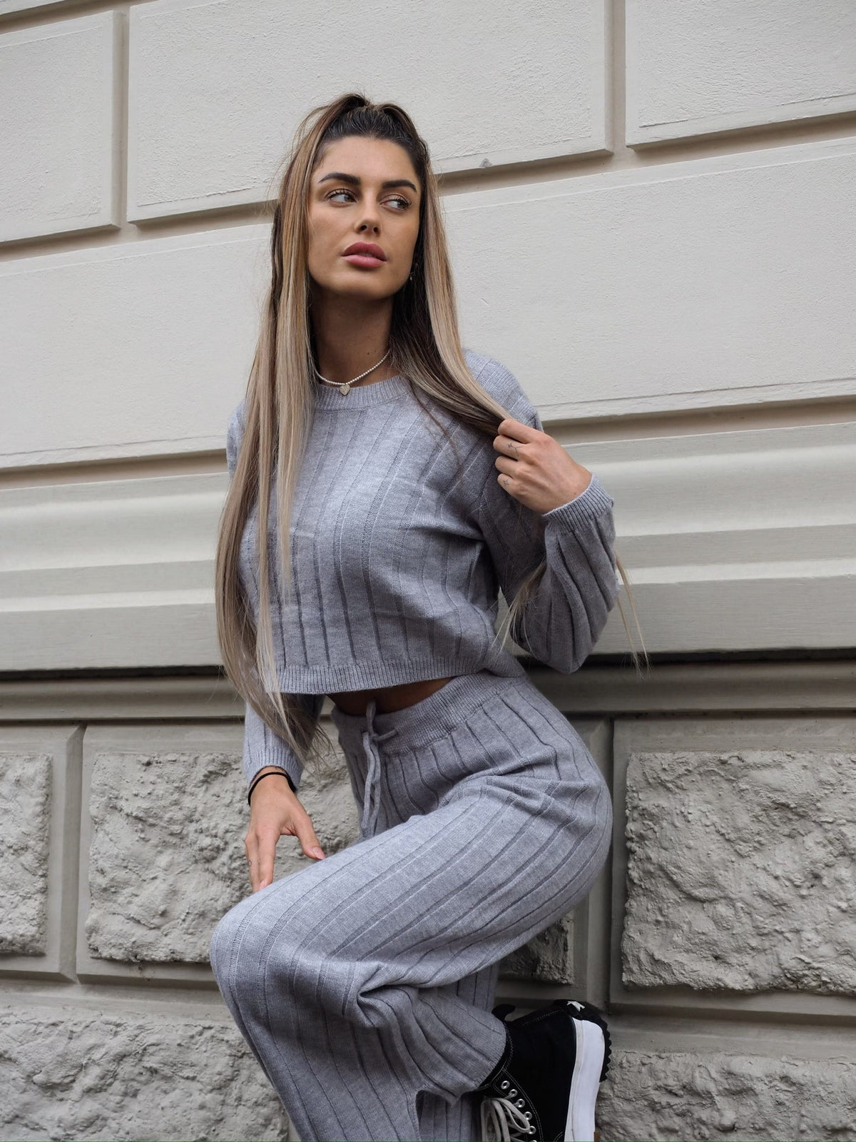 Completo maglia e pantalone grigio a righe