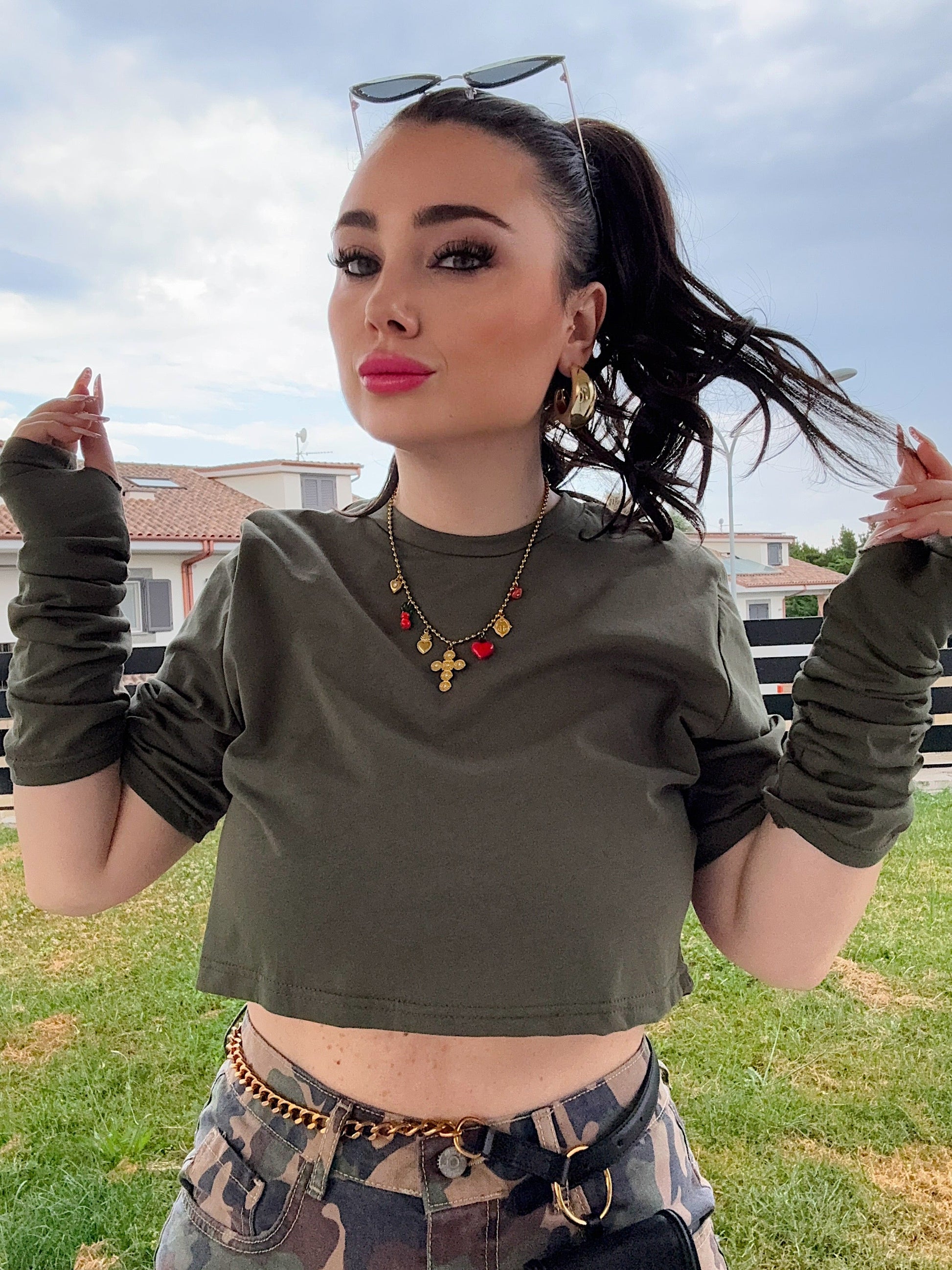 Maglia crop con manicotti militare