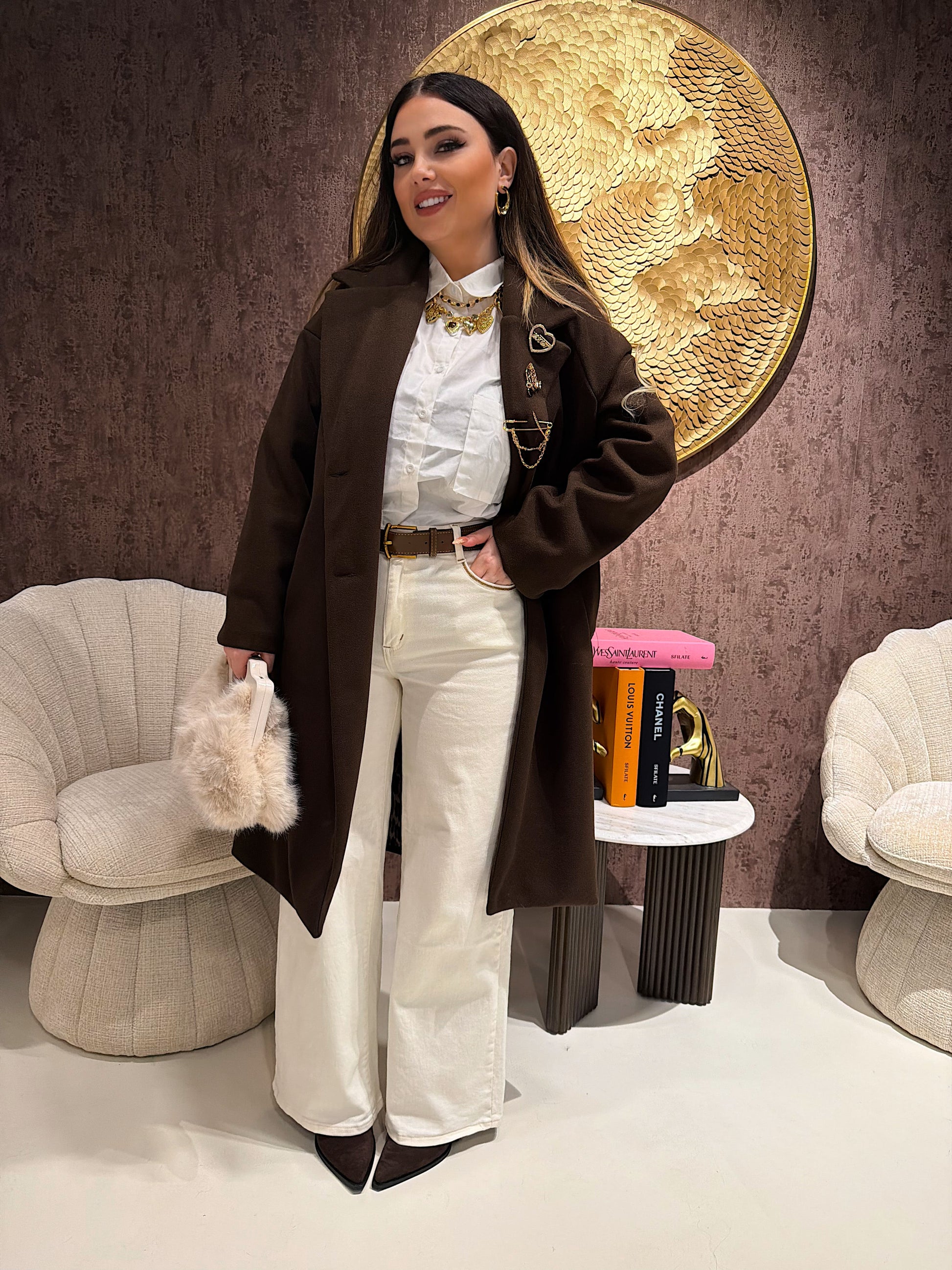 Cappotto con fodera animalier e spille