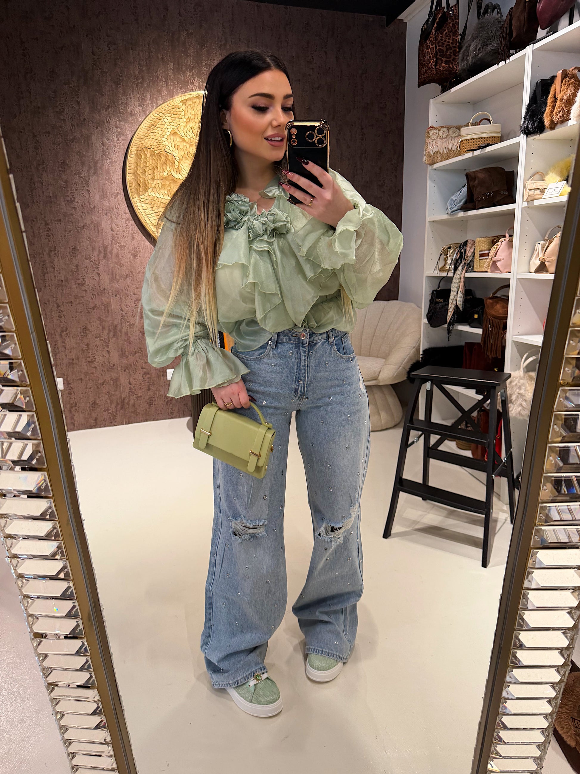 Jeans con strappi e borchiette