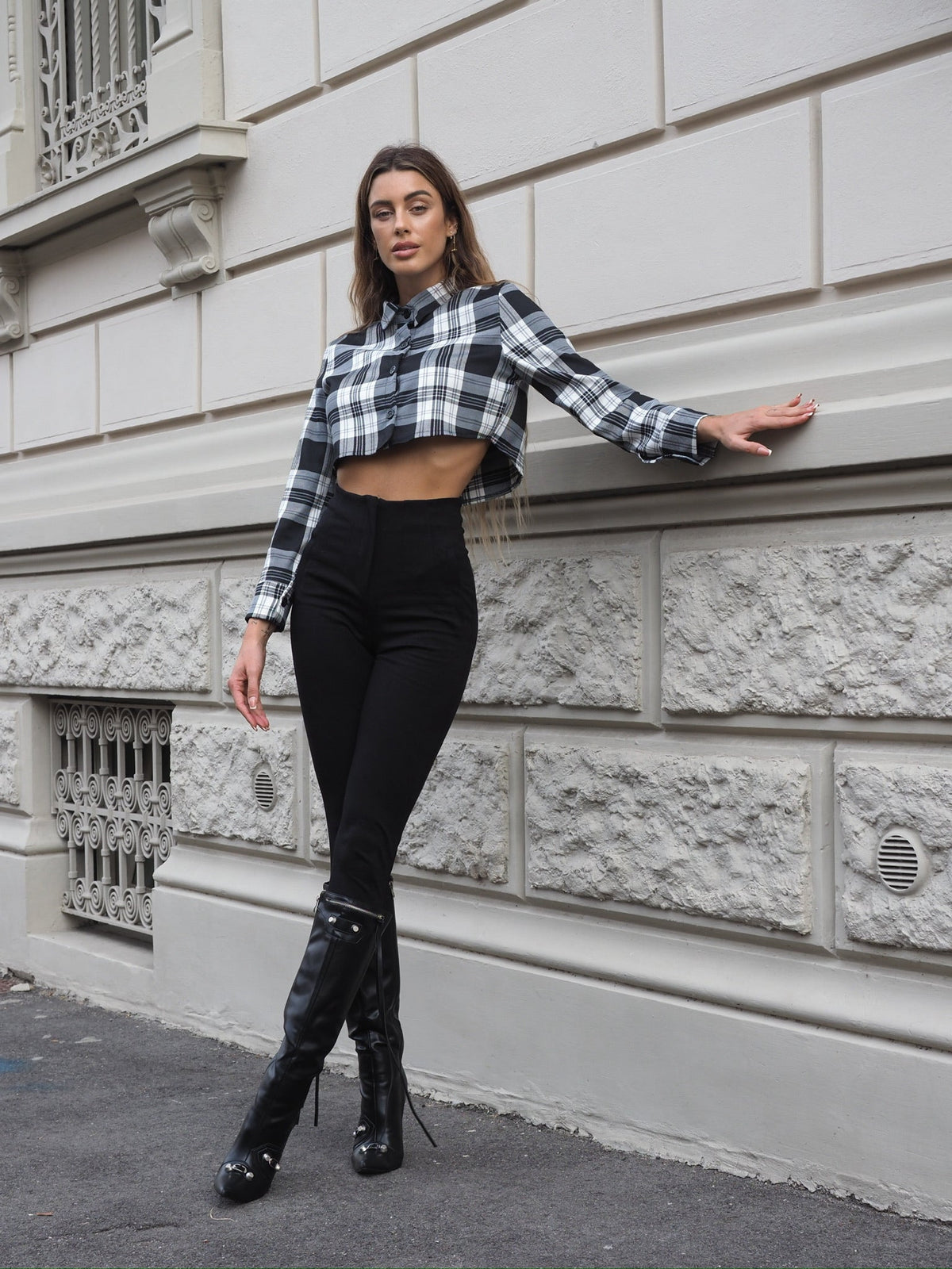 Camicia crop a quadri bianco nero grandi