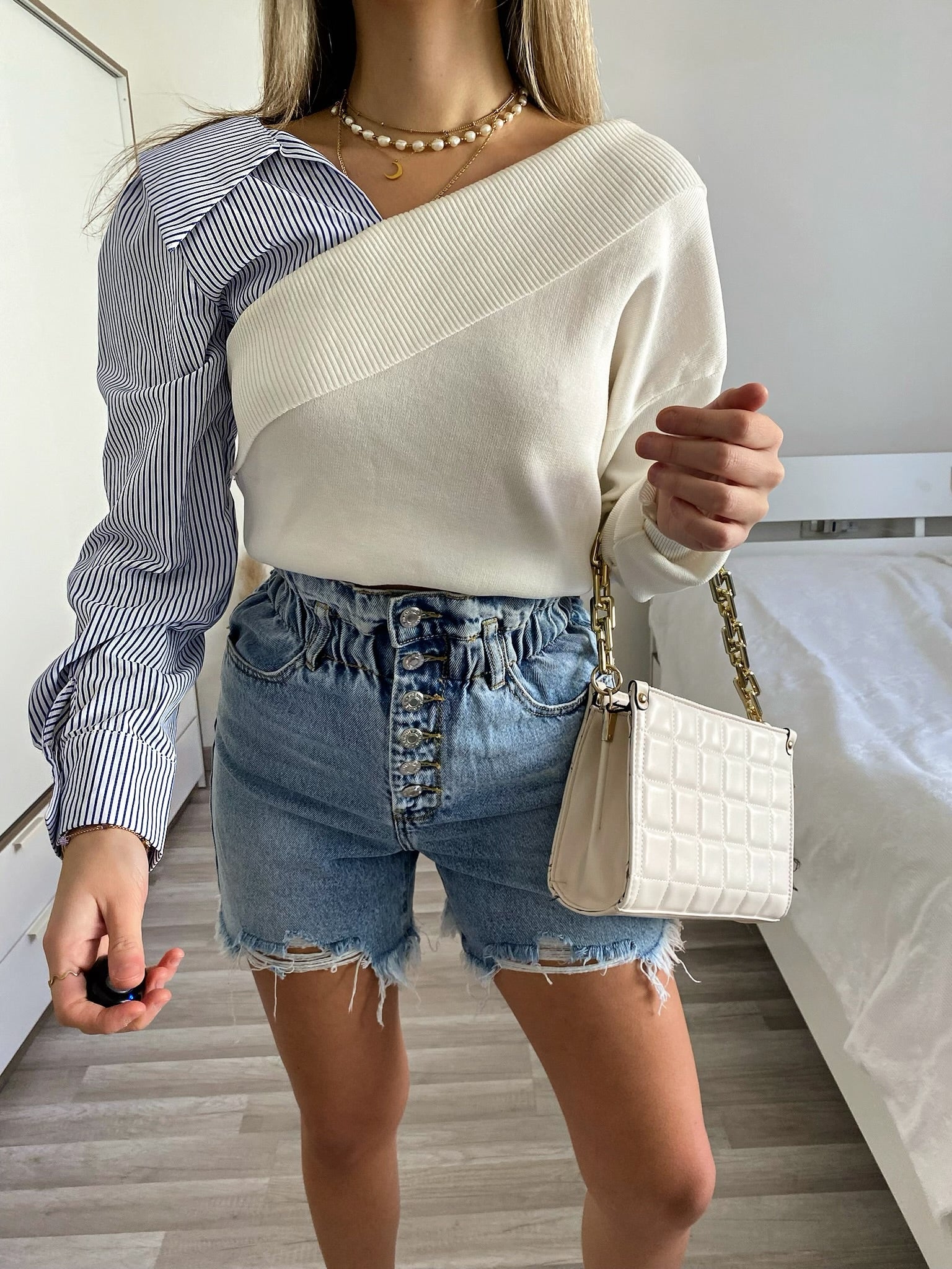 Maglione bianco con scollo e manica in camicia