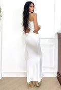 Abito lungo bianco con choker e apertura laterale