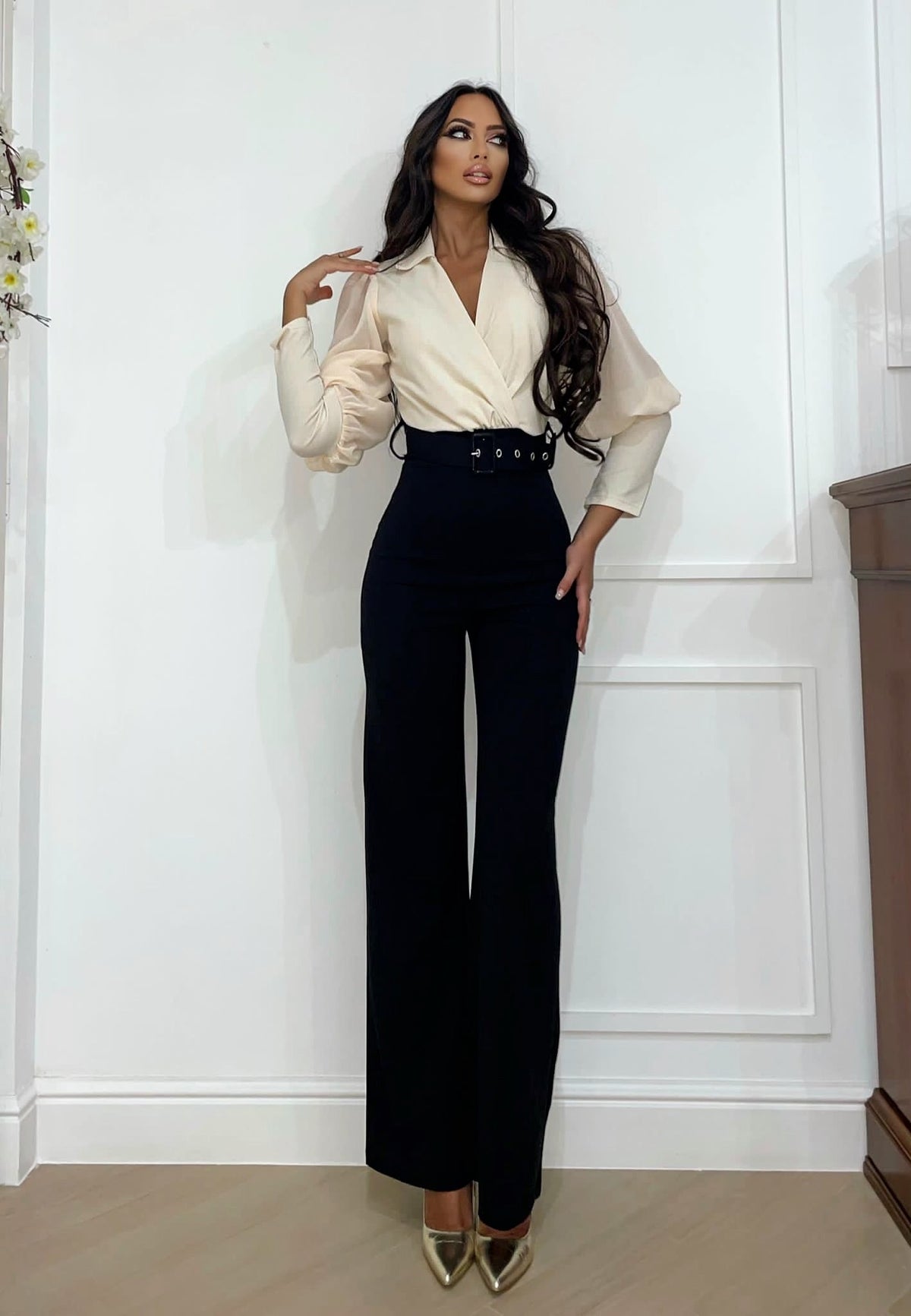 Tuta beige nero con cintura