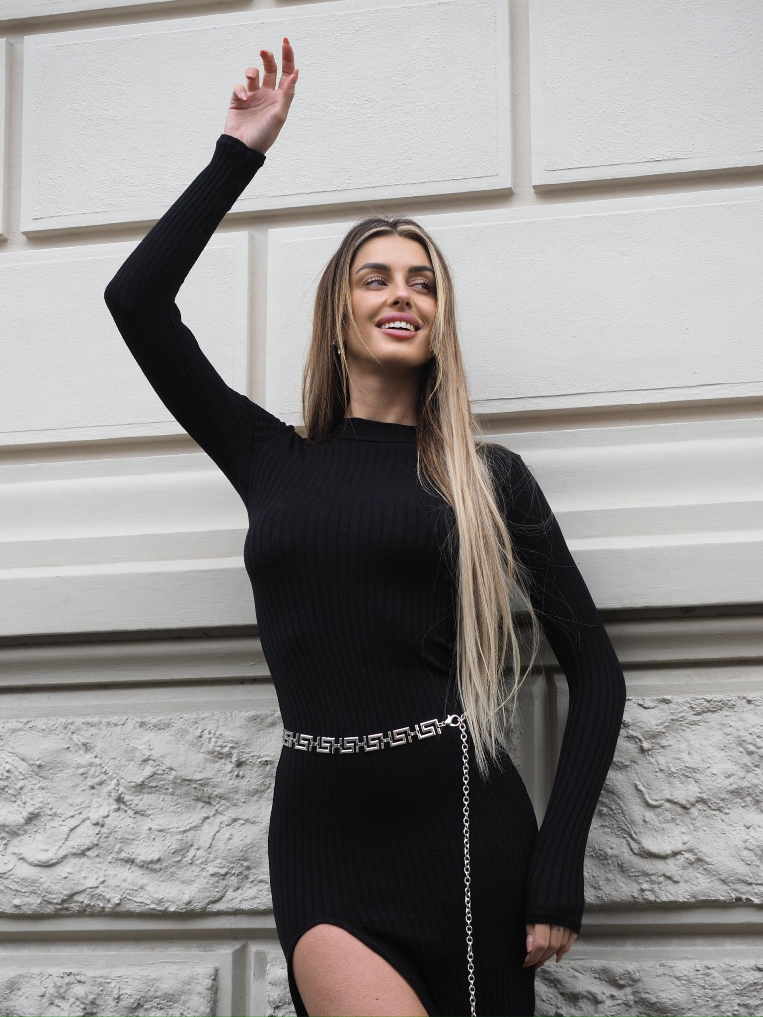 Abito nero a costine con spacco