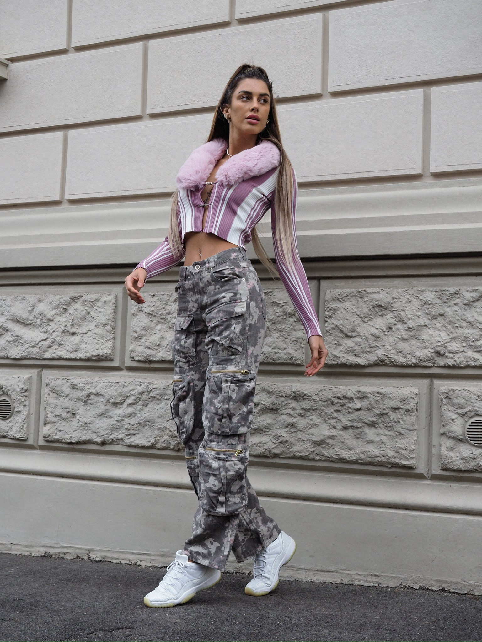 Cargo maxi con tasconi mimetico con rosa