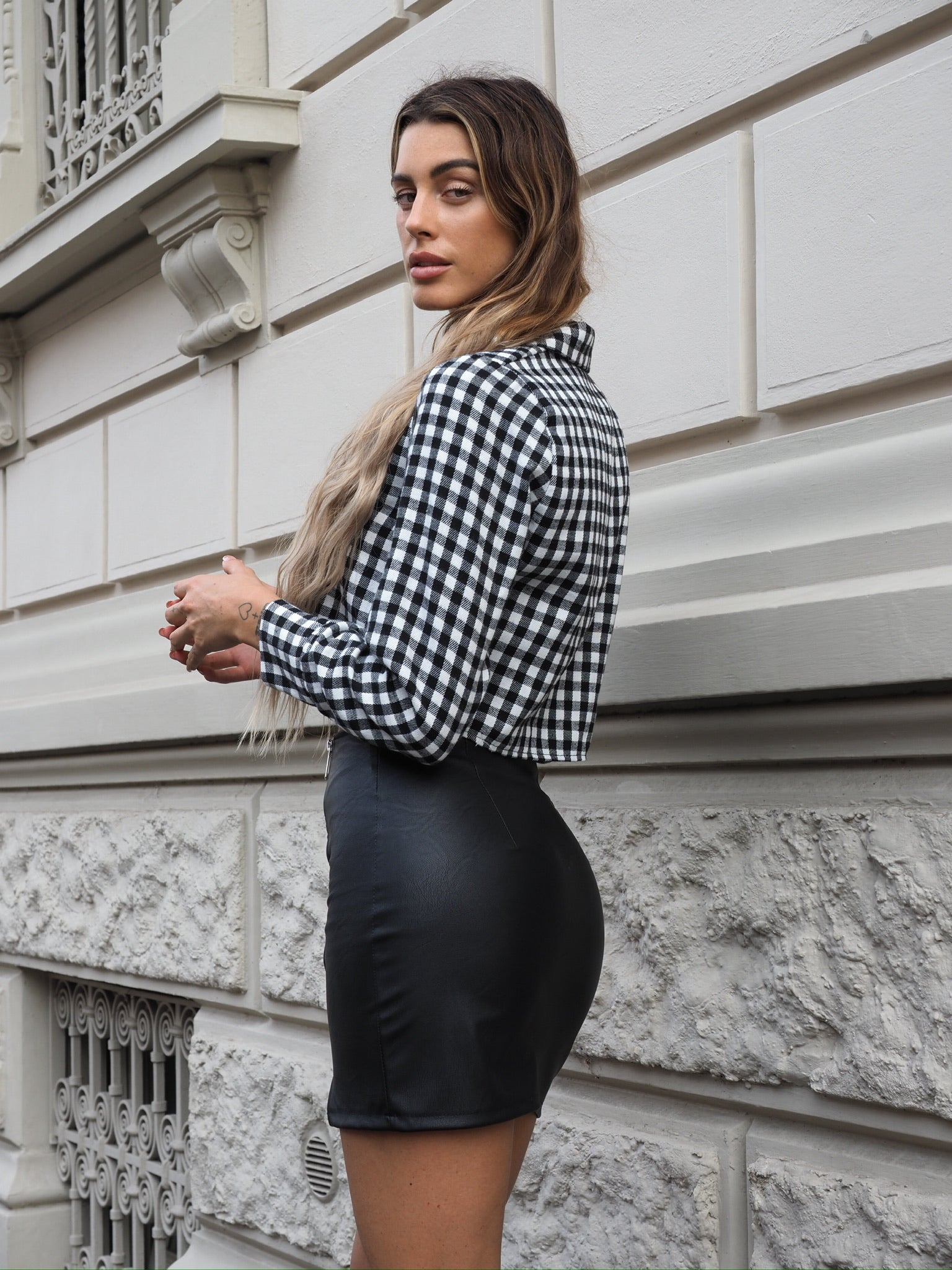 Camicia crop a quadri bianco nero